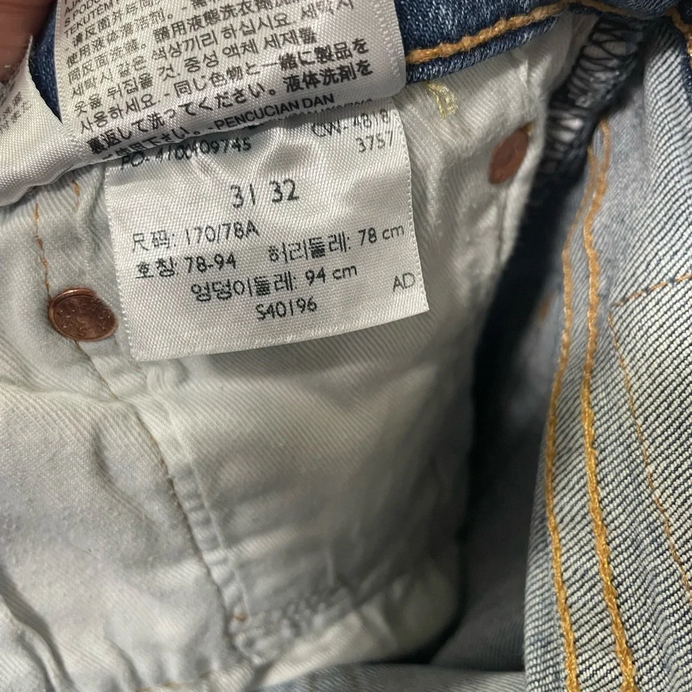 Levi's 502👖Men Premium Taper Fit Jeans with Vintage-Inspired Fading,size 31x32